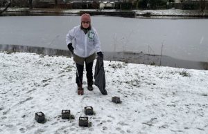 Partij voor de Dieren ruimt vuurwerkresten op in Soesterberg Partij voor de Dieren ruimt vuurwerkresten op in Soest en Soesterberg
