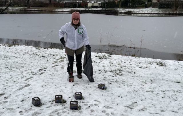 Partij voor de Dieren ruimt vuurwerkresten op in Soest en Soesterberg