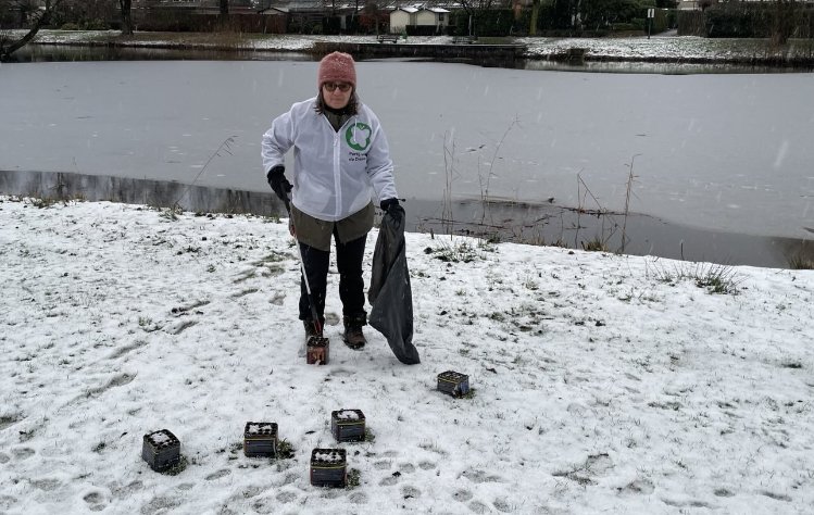 Partij voor de Dieren ruimt vuurwerkresten op in Soesterberg