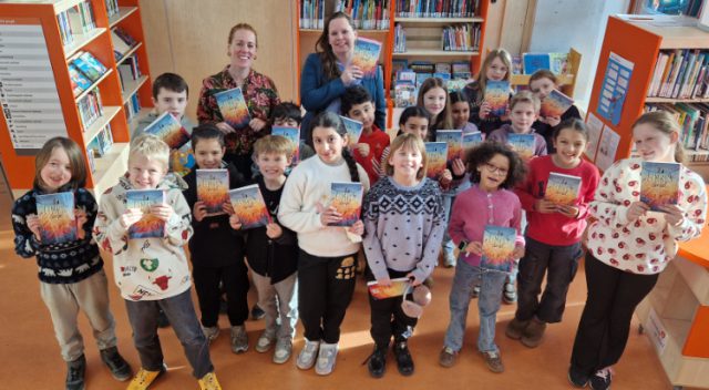 Wethouder onderwijs reikt boek uit in Soesterberg