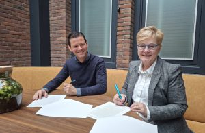 Toeristenbelasting vastgelegd voor vier jaar in Soesterberg Rene Giel en wethouder Karin Scholten