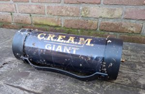 Zorgen over straatafval en lachgasdumpingen in Soesterberg Straatafval en dumpen van lachgas cilinders zorgwekkend in Soesterberg