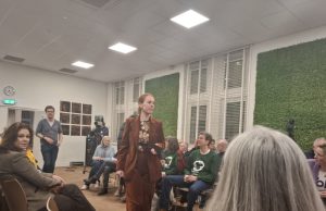 Verkiezingsdebat met vliegreis-thema in Soesterberg Anne Sterenberg (VVD) in debat