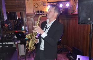 30+ feestgangers samen in Soesterduinen Combinatie van een DJ en een live saxofonist