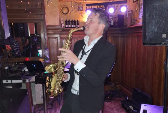 30+ feestgangers samen in Soesterduinen Combinatie van een DJ en een live saxofonist