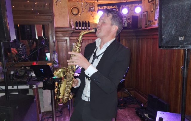 Combinatie van een DJ en een live saxofonist Combinatie van een DJ en een live saxofonist