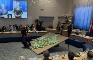 Afscheidscadeau voor vertrekkende raadsleden Soest Foto: Facebook Wilfert Verweij - Afscheidscadeau voor vertrekkende raadsleden Soest