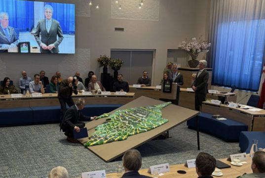 Afscheidscadeau voor vertrekkende raadsleden Soest Afscheidscadeau voor vertrekkende raadsleden Soest