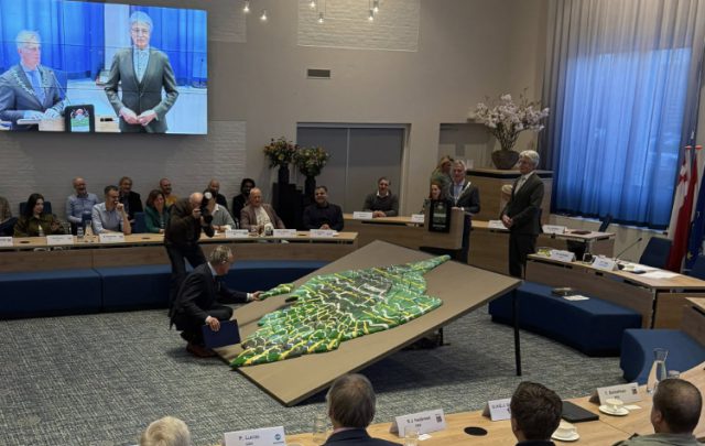 Foto: Facebook Wilfert Verweij - Afscheidscadeau voor vertrekkende raadsleden Soest