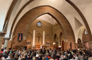 Paasviering brengt leerlingen Carolusschool samen in Soesterberg Paasviering brengt leerlingen Carolusschool samen in Soesterberg