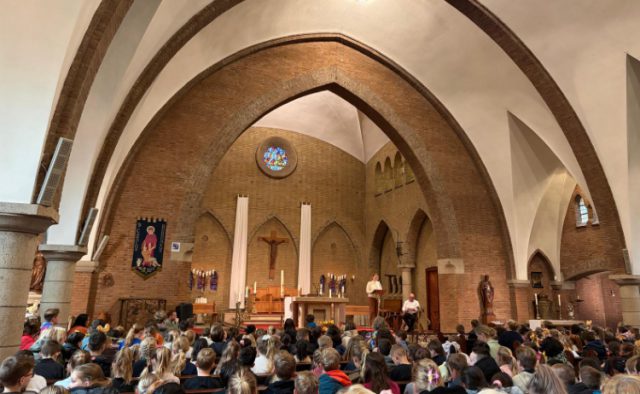 Paasviering brengt leerlingen Carolusschool samen in Soesterberg