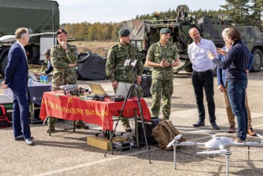 Defensie en regio versterken samenwerking in Soesterberg Foto: Defensie/Rob ter Bekke - Defensie en regio versterken samenwerking in Soesterberg