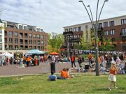 Gezellige drukte tijdens Koningsdag in Soesterberg Gezellige drukte tijdens Koningsdag in Soesterberg
