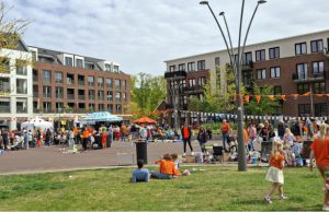 Gezellige drukte tijdens Koningsdag in Soesterberg Gezellige drukte tijdens Koningsdag in Soesterberg