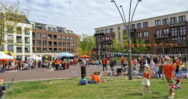 Gezellige drukte tijdens Koningsdag in Soesterberg