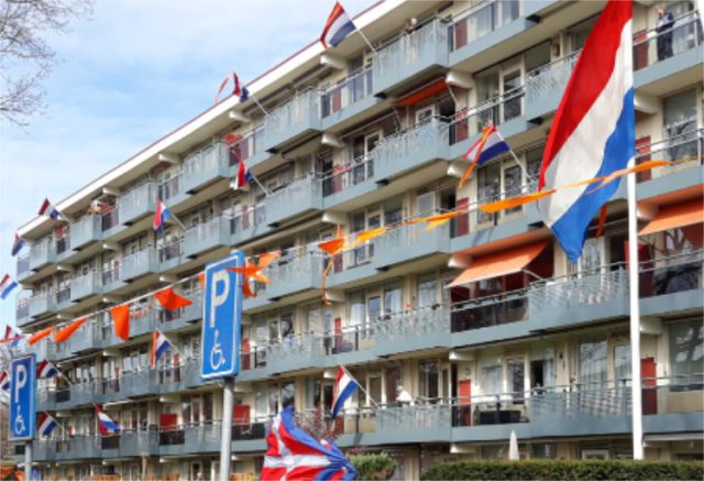 Koningsdag met tompouce en traditie in De Drie Eiken