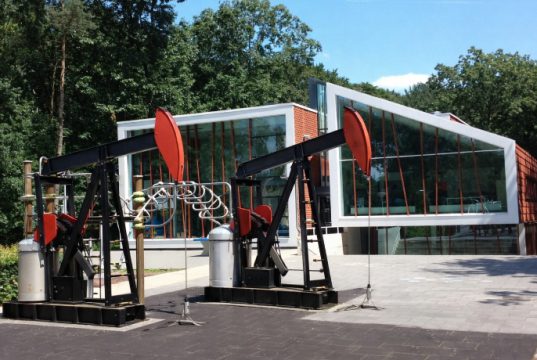 Olieveld ontdekt bij basisschool De Startbaan in Soesterberg Olieveld ontdekt bij basisschool De Startbaan in Soesterberg