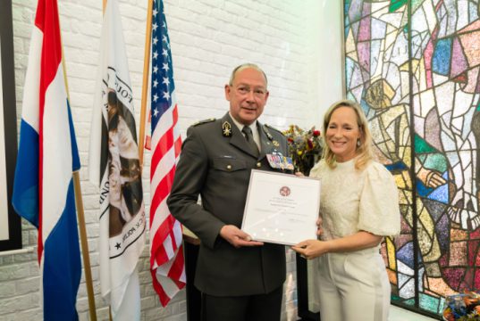 Amerikaanse onderscheiding op Landgoed Beukbergen Soesterberg Brigadegeneraal Paul Hoefsloot en Prinses Margarita de Bourbon de Parme