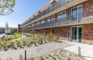 Eerste bewoners Plesmanstraat krijgen sleutel in Soesterberg Foto: VanWijnen-Stijn Visuals - Eerste bewoners Plesmanstraat krijgen sleutel in Soesterberg
