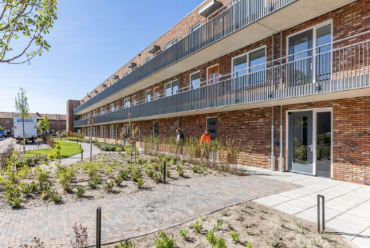Eerste bewoners Plesmanstraat krijgen sleutel in Soesterberg Foto: VanWijnen-Stijn Visuals - Eerste bewoners Plesmanstraat krijgen sleutel in Soesterberg