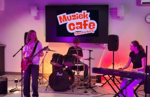 Jongeren zetten muziekcafé op zijn kop in Soesterberg Jongeren zetten muziekcafé op zijn kop in Soesterberg