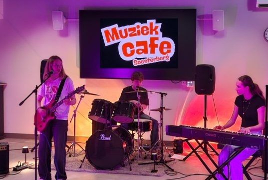 Jongeren zetten muziekcafé op zijn kop in Soesterberg Jongeren zetten muziekcafé op zijn kop in Soesterberg