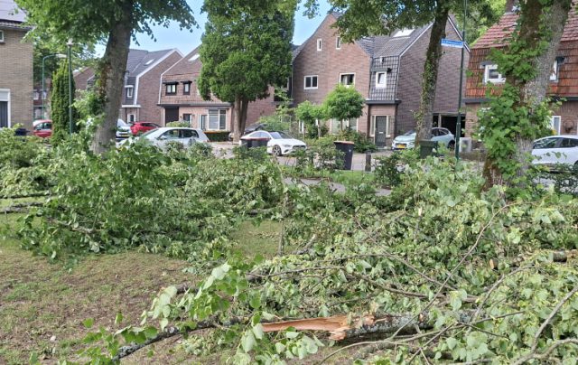 De opruimwerkzaamheden in het dorp zijn inmiddels gestart. De opruimwerkzaamheden in het dorp zijn inmiddels gestart.